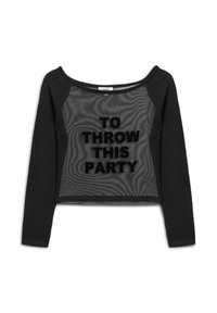 Zwarte cropped sweatshirt met gaas aan de voorkant, met opvallende, zwarte letters die "DIT FEEST WERKEN" lezen. Lange mouwen.