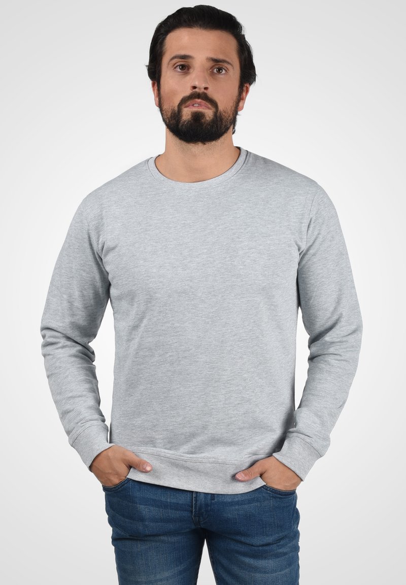 Grauer Sweatshirt aus weichem Material, mit Rundhalsausschnitt, langen Ärmeln, gerippten Bündchen und Saum sowie einer lässigen Passform.