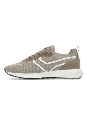 Sneaker beige in maglia con superficie testurizzata, dettagli bianchi e suola bianca ammortizzata. Presenta lacci e un'etichetta sul retro.