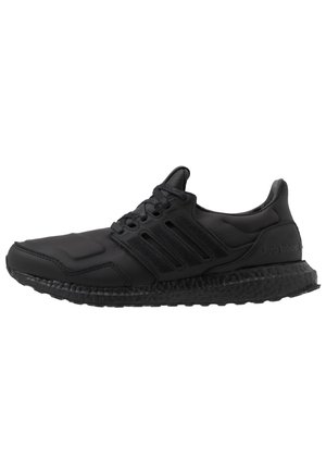 Sort Adidas Ultraboost løbesko med polstret sål, snørelukning foran og tre teksturerede striber på siden, vist fra ydersiden.