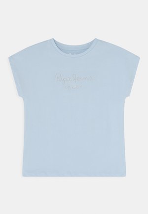Lyseblå kortærmet skjorte med rund halsudskæring, udsmykket tekst "Pepe Jeans London" centreret foran.