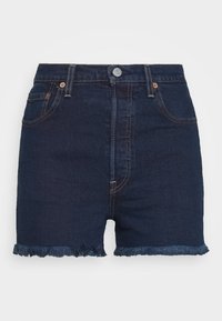 Shorts en denim bleu foncé avec un ourlet effiloché, design à cinq poches, fermeture à bouton en métal et détails de couture contrastants.