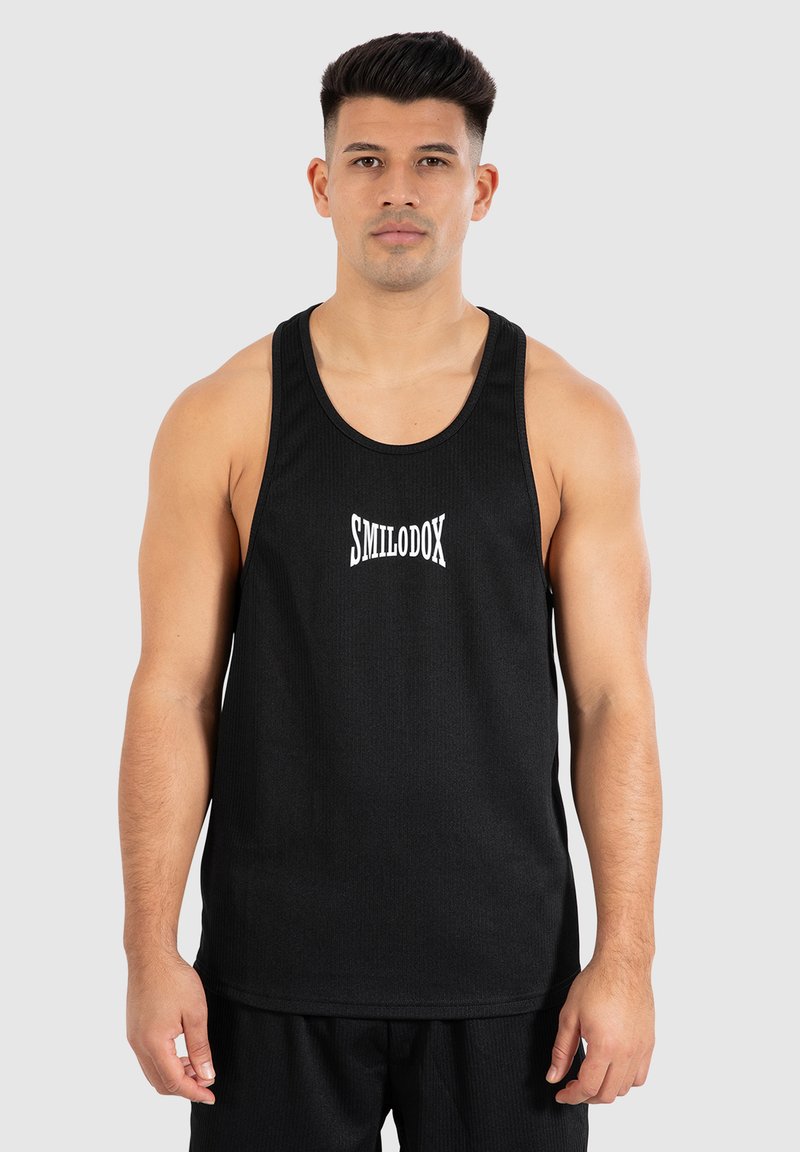 Schwarzes, geripptes Tanktop mit dem Logo "SMILODOX" in Weiß. Verfügt über breite Träger und eine lockere Passform.