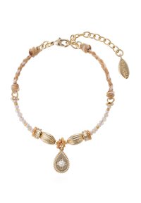 Bracelet doré mettant en valeur des perles texturées, un pendentif avec une pierre claire et des accents de cordon tissé beige. Chaîne ajustable pour le dimensionnement.