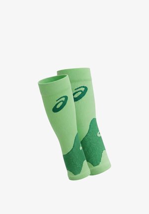 Coppia di maniche compressive per polpacci verde chiaro con macchie verde scuro e un logo verde scuro su ogni manica.