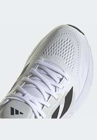 adidas Performance QUESTAR 2 - Katujuoksukengät - cloud white/core black/grey one