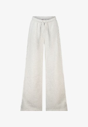 Lichtgrijze joggingbroek met wijde pijpen, elastische tailleband en kanten details aan de zijkant, plat liggend op een witte achtergrond.