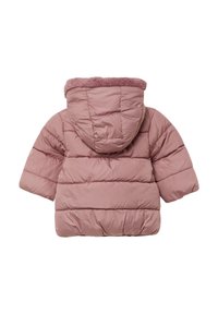 Puffige rosa Jacke mit einer weichen, strukturierten Kapuze und elastischen Bündchen. Verfügt über ein horizontales Steppmuster und eine leicht verkürzte Länge.