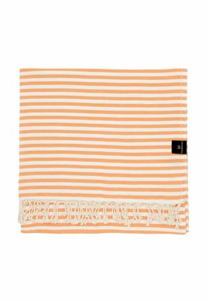 Gefaltetes rechteckiges Handtuch mit orange-weißen Streifen, Fransen an den Rändern und einem schwarzen Markenetikett an der Seite.
