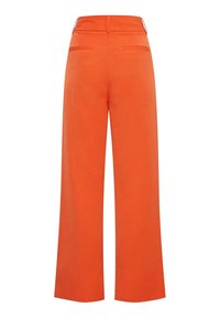 Pantaloni a gamba larga in tessuto arancione vivace con una texture liscia, vita alta e due tasche posteriori.