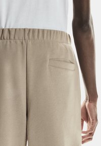 On CLUB  - Pantalones deportivos - desert