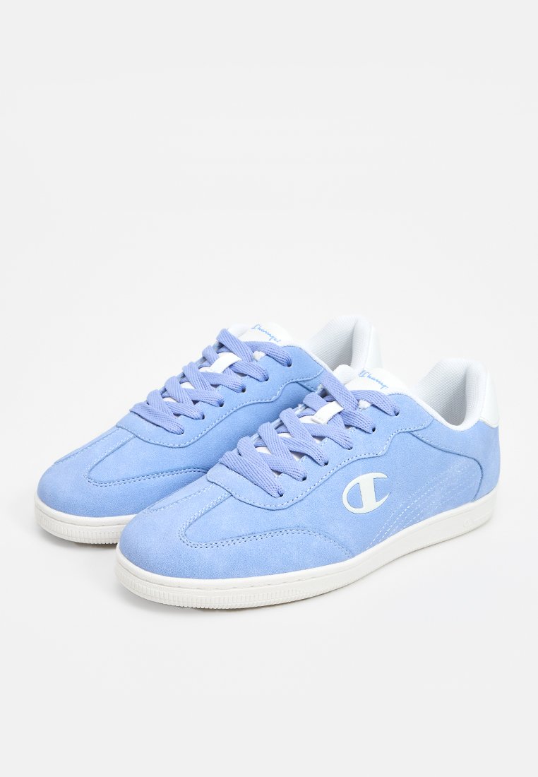 Sneaker scamosciate blu chiaro con accenti bianchi, con design a lacci, punta arrotondata e logo sul lato. Parte superiore testurizzata e suola in gomma.