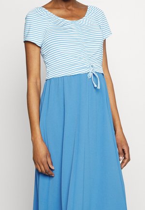 Niebieska maxi sukienka z dopasowanym, paskowanym topem oraz luźną, zwiewną spódnicą. Posiada detal sznurkowy w talii oraz krótkie rękawy.
