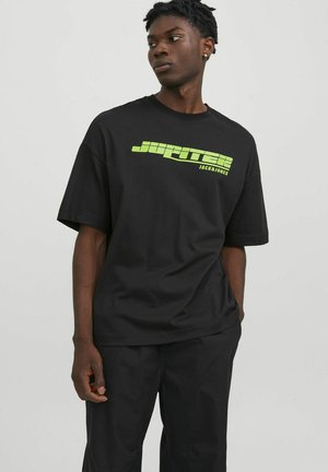 Sort oversized t-shirt lavet af bomuld, prydet med et grønt grafisk print "JUPITER JACK&JONES" over fronten. Kortærmet og med rund hals.