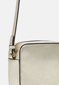 Coccinelle BEAT SOFT - Borsa a tracolla - pale gold