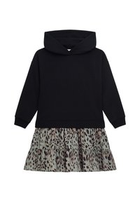 Schwarzer Kapuzenpullover mit gerippten Bündchen, kombiniert mit einem luftigen Rock in hellem Grün, der ein dunkles Leopardenmuster aufweist.
