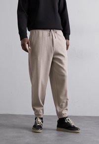 Emporio Armani TROUSER - Treniņtērpa apakšdaļas - incense