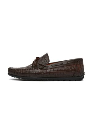 Mocasín de cuero marrón con textura de cocodrilo, detalles de cordones y una suela de goma plana. Diseño clásico de tipo slip-on con punta redondeada.