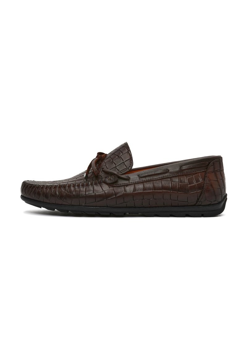 Braune Lederloafer mit Krokodilprägung, Schnürdetails und flacher Gummisohle. Klassisches Schlupfdesign mit runder Zehenform.