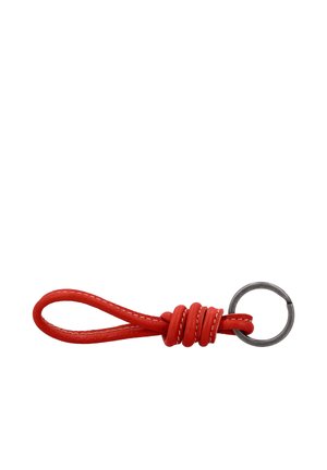 Rode leren sleutelhangerlus met witte stiksels en een zilverkleurige metalen sleutelring bevestigd door een geknoopt uiteinde.