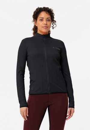 Schwarz gefütterte Jacke mit hohem Kragen, aus einem glatten, dehnbaren Stoff gefertigt. Verfügt über ein dezentes Logo auf der Brust und enganliegende Ärmel.