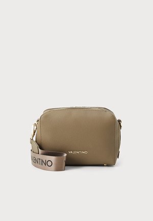Lille taupe lædertaske med guldfarvet lynlås og Valentino-logo foran, med en stofrem med mærke.