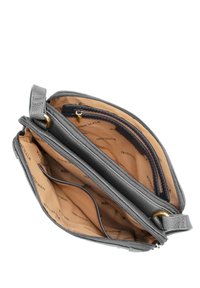 Graue Leder-Umhängetasche mit zwei Fächern, innerem Reißverschlussfach und beiger Innenausstattung, die mit einem wiederkehrenden Markenname-Muster versehen ist.