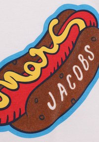 Koszulka z grafiką przedstawiającą hot doga w brązowym, czerwonym i żółtym kolorze z niebieskim konturem, z napisem "Joseph Jacobs" w kolorze białym.