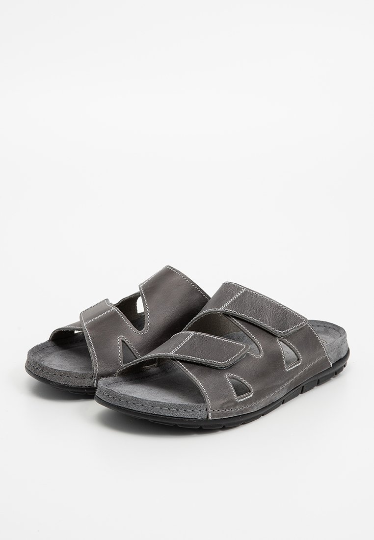 Sandales grises avec deux sangles réglables, design à bout ouvert, semelle intérieure rembourrée et semelle en caoutchouc texturée pour une meilleure adhérence.