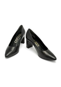 Czarne skórzane buty na wysokim obcasie z wąskim noskiem i kwadratowym obcasem. Gładka tekstura z matowym wykończeniem i minimalnymi zdobieniami.