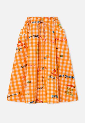 Gonna a quadretti arancione con una fascia elastica in vita decorata con testi e illustrazioni colorate a tema cibo. Il modello include tasche laterali.