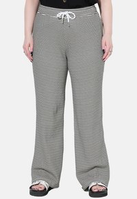 Zwart-witte gestreepte broek met wijde pijpen en een trekkoord in de taille, gemaakt van een zachte stof, met een relaxte pasvorm en zijzakken.