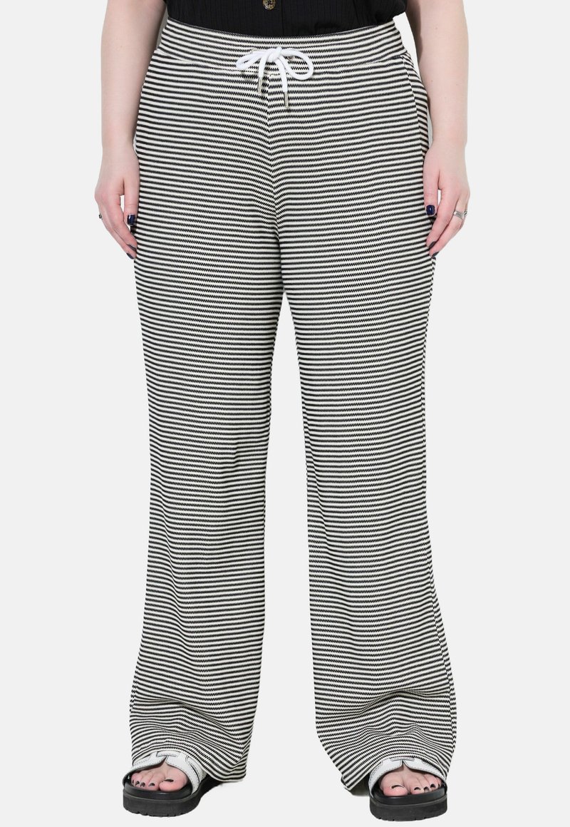 Zwart-witte gestreepte broek met wijde pijpen en een trekkoord in de taille, gemaakt van een zachte stof, met een relaxte pasvorm en zijzakken.