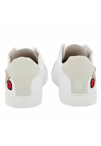 Baskets blanches avec une surface en cuir lisse, des languettes en suède sur le talon, une broderie rouge sur le bord et des accents dorés à l'arrière. Semelle en caoutchouc texturé.