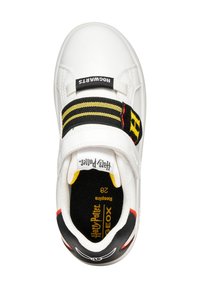Witte sneaker met een zwart en gele band, voorzien van de tekst "Hogwarts" en een opvallende zwarte hiel. Binnenin staat het "Harry Potter" merk. Maat 28.