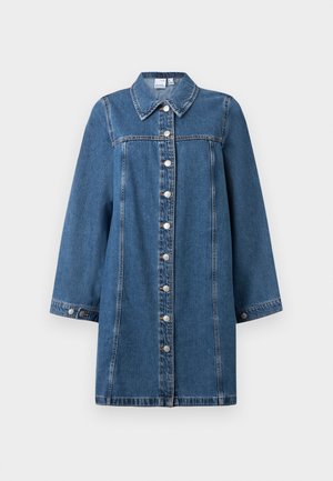 Giacca di denim con chiusura a bottoni, colletto da camicia e maniche lunghe. Presenta un colore blu con cuciture a contrasto e una vestibilità rilassata.