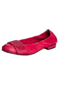 Ballerines en cuir rose avec un bout arrondi, présentant un accent en tissu et des embellissements en strass à l'avant, avec un petit talon.