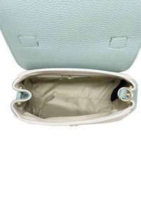 Jasnoniebieska skórzana torebka z fakturowanym wykończeniem, kremowym wnętrzem i złotymi akcentami. Otwarta wnętrze zawiera zasuwaną kieszeń oraz dodatkową kieszeń wsuwaną.