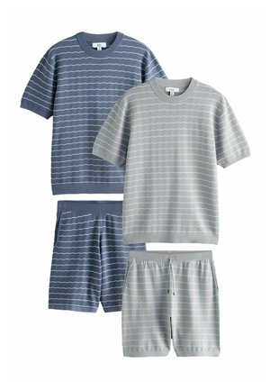 To strikkede kortærmede toppe og to par shorts i matchende blå og lysegrå med vandrette hvide striber.