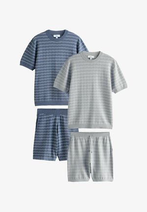 Zwei gestrickte Kurzarmoberteile und zwei kurze Hosen in passendem Blau und Hellgrau mit horizontalen weißen Streifen.
