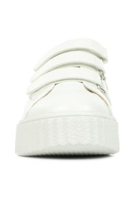 Witte sneaker met drie klittenbandsluitingen, rubberen zool en een gestructureerd platform. Eén gladde stof zonder zichtbare patronen of accenten.
