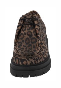 Buty w panterkę z teksturowanym, zamszowym wierzchem, czarnymi sznurówkami i grubą czarną gumową podeszwą. Posiadają zaokrąglony czubek oraz przeszycia.