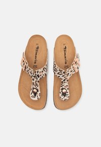 Pantofler med leopardmønster og brunt faux læder fodseng, har en tåpost, justerbar rem med en guldbuckle og sorte accentdetaljer.