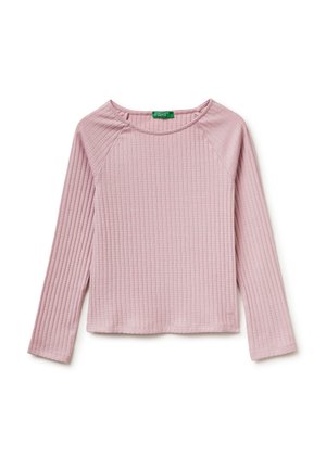 Lichtroze geribd shirt met lange mouwen, ronde hals en raglanmouwen, plat neergelegd met een groen United Colors of Benetton-label aan de binnenkant van de kraag.