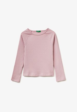 Camiseta de manga larga de color rosa claro con canalé, cuello redondo y mangas raglán, presentada extendida con etiqueta verde de United Colors of Benetton en el interior del cuello.