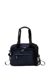 Marineblauwe polyester tas met dubbele handvatten aan de bovenkant, een verstelbare schouderriem en twee ritszakken aan de voorkant. Voorzien van zilveren hardware accenten.