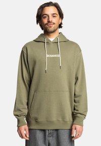 Olijfgroene hoodie in een zachte katoenmix, met een voorzak in kangoeroestijl, witte logo-tekst, verstelbare trekkoordkap en ribgebreide manchetten.