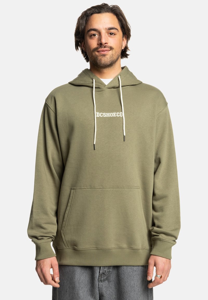 Olijfgroene hoodie in een zachte katoenmix, met een voorzak in kangoeroestijl, witte logo-tekst, verstelbare trekkoordkap en ribgebreide manchetten.