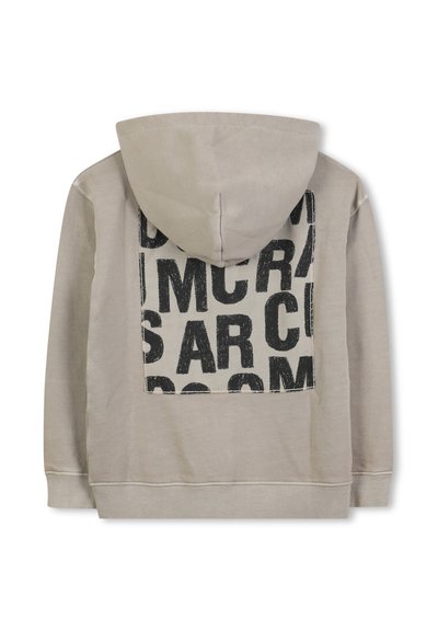 Grauer Hoodie mit einem großen schwarzen Grafikdesign auf dem Rücken, das fettgedruckte Buchstaben zeigt. Weicher Stoff, lockere Passform und Kapuze mit Kordelzug.
