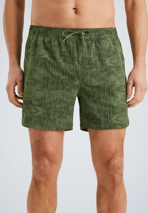 Bañador verde con un patrón texturizado, cinturilla elástica y cordón ajustable. Longitud a mitad del muslo y tejido ligero para mayor comodidad.